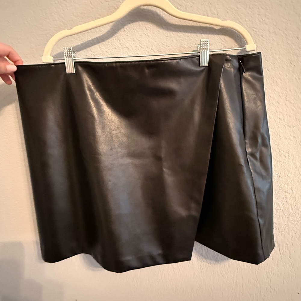 Abercrombie & Fitch Faux Leather Mini Skirt – Black – Size XL